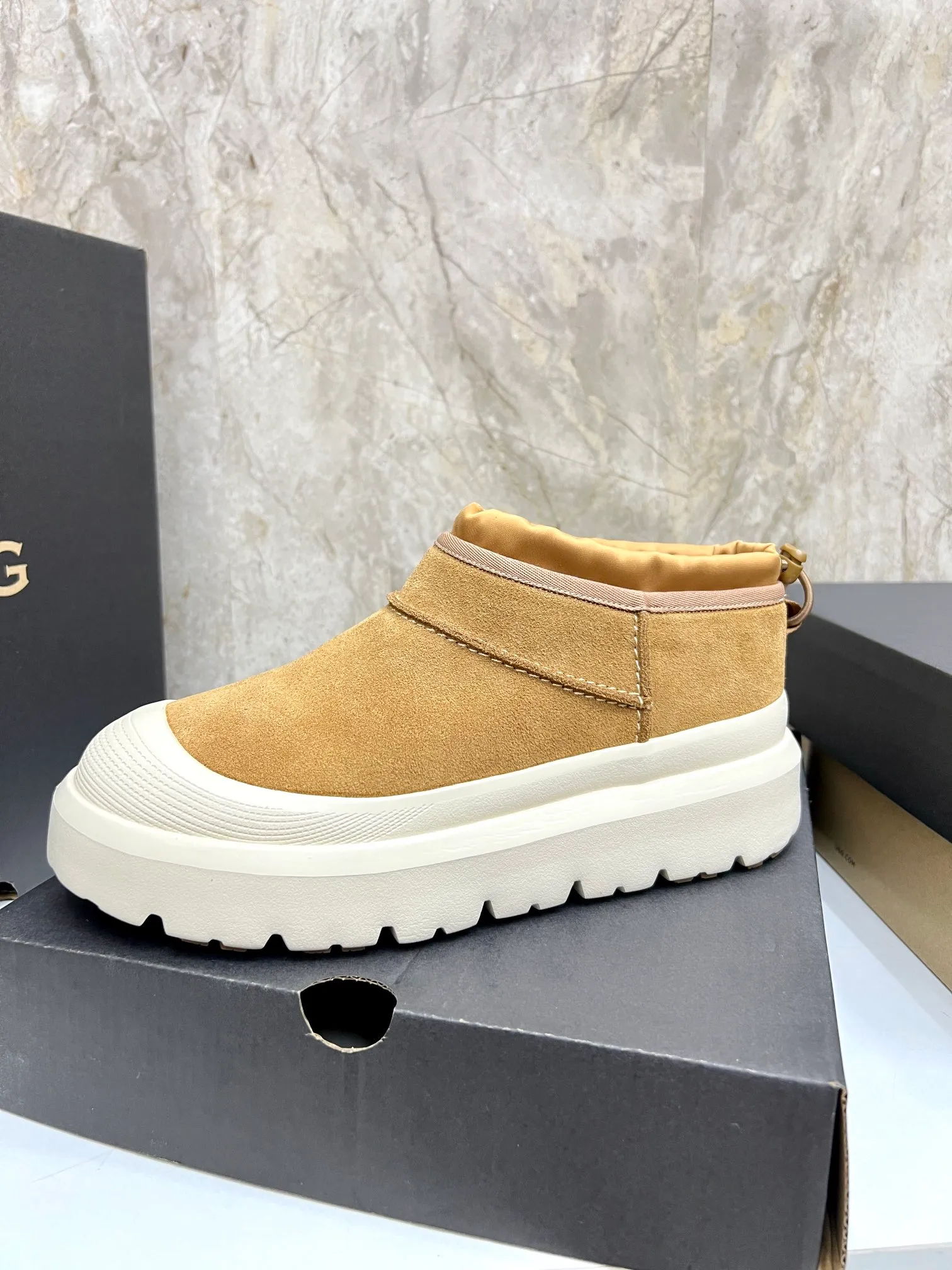 Men's men's shoes💰: 540💰couples style👫 UGG Tasman Weather Hybrid one-second snow boots👢 Wang Yibo's same 👏 classic Tasman shoe is designed with environmentally friendly waterproof and snowproof material, which is both fashionable and functional. At the same time, it is paired with the new UGG Keen furry color-blocked jacket. Bright orange and maroon collide to create a new light outdoor style and open up a new travel experience in early autumn! Using the best materials, the 17mm fur-integrated surface is warmer and more breathable, and the outsole is upgraded to a lightweight and wear-resistant light wing technology outsole! Size: Women’s size 35-40 / Men’s size 38–44 (45 customized) Official website color
